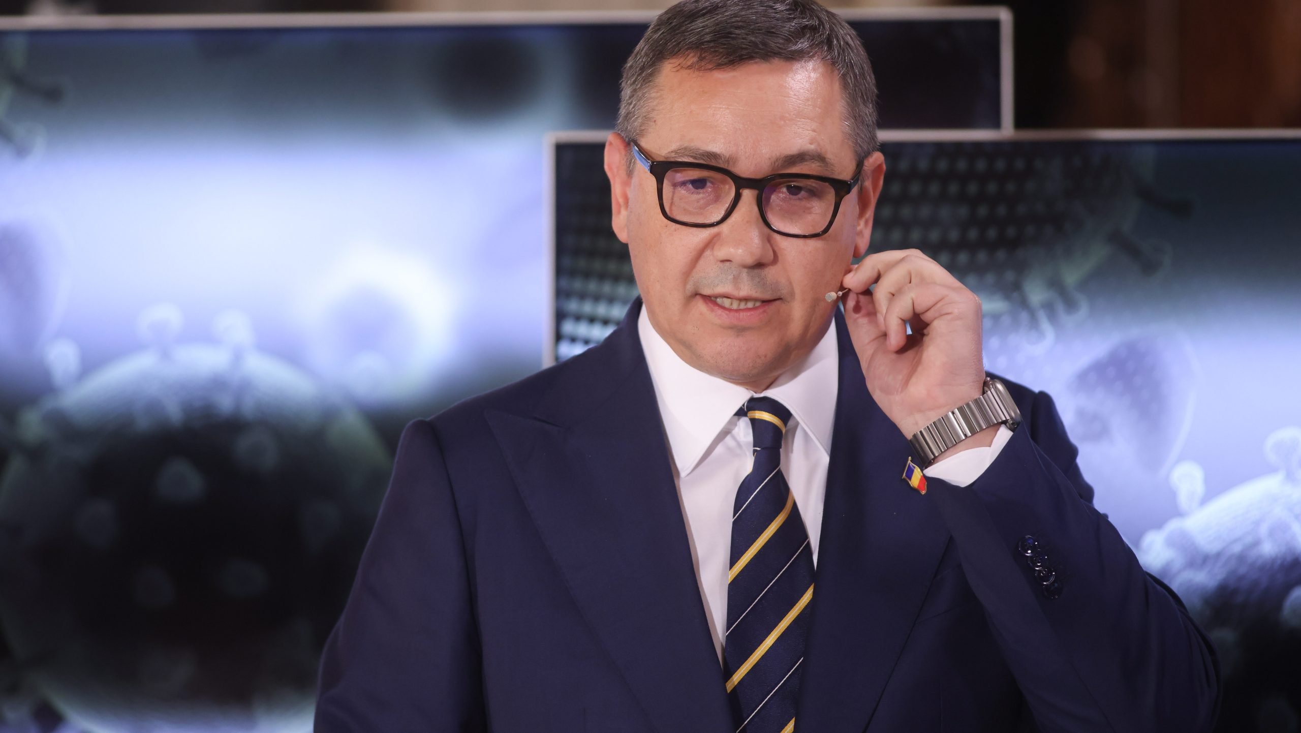 Victor Ponta reclamă blocarea intenționată a procesului de repatriere al fiicei sale Fostul premier Victor Ponta susține că fiica sa a fost lăsată în urmă în timpul unui incident recent, având drept cauză o intervenție telefonică interpretată ca fiind decisivă și blocantă din partea Oanei Țoiu, fost europarlamentar și membră a partidului Progres