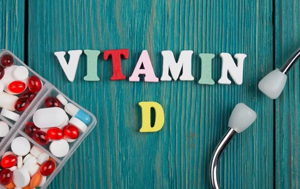 Vitamina D, esențiala pentru sănătate, poate fi obținută în mod natural prin expunerea la soare, precum și din anumite alimente, însă surplusul acesteia poate avea consecințe grave pentru organism