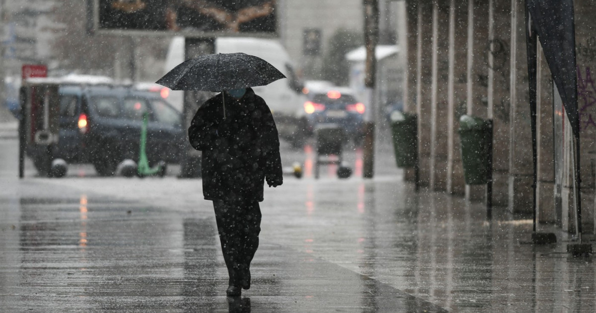 Vremea se schimbă brusc în România: cod galben de vânt, ploi și ninsori la munte. Cum va fi în weekend