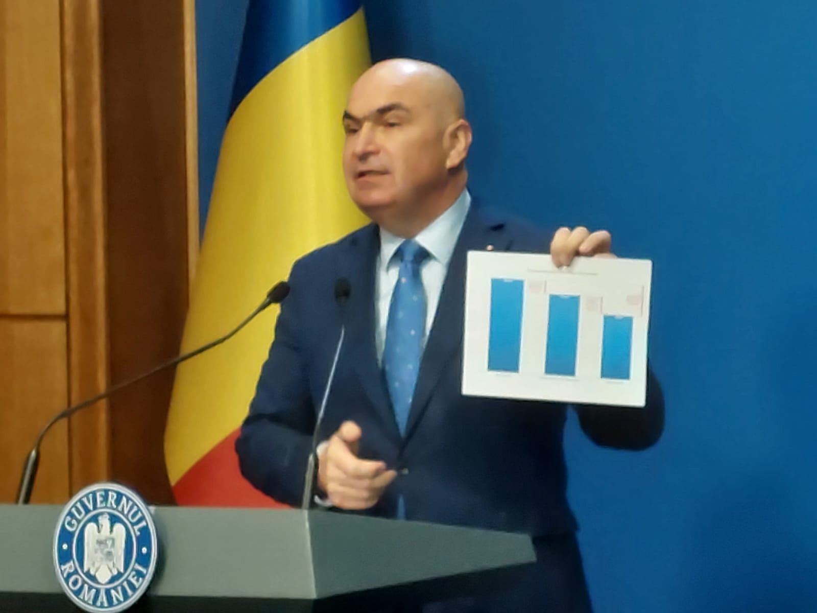 Premierul Ilie Bolojan respinge criticile PSD privind blocajul din coaliție pe tema bugetului Gestul premierului Ilie Bolojan de a contesta acuzațiile venite din partea social-democraților a provocat vâlvă în spațiul politic național, după o ședință tensionată a coaliției de guvernare