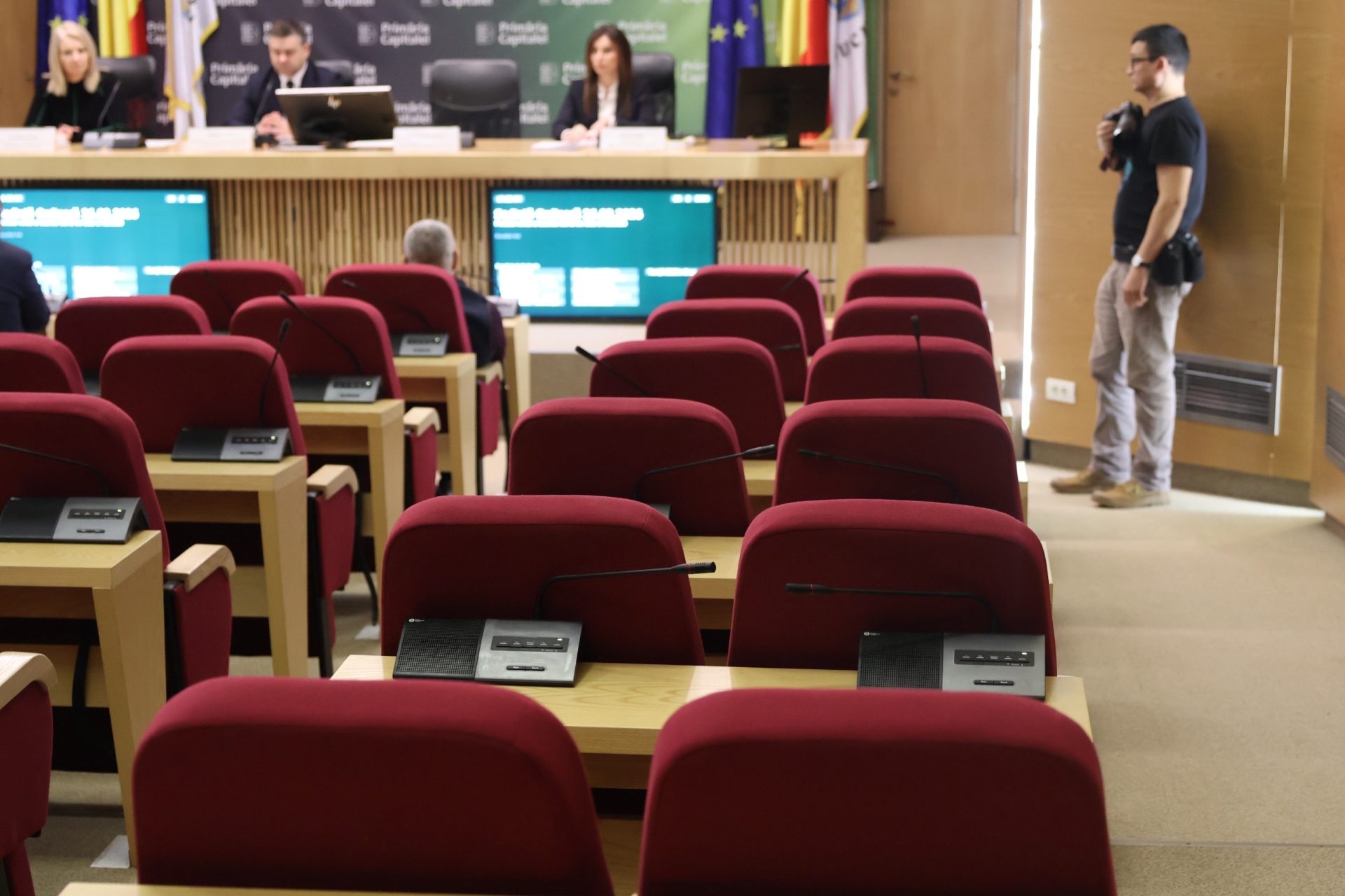 Investigația privind modul în care sunt repartizate locuințele și terenurile deținute de Primăria Capitalei a deschis ochii publicului asupra unor practici discutabile, în vreme ce autoritățile locale încearcă să își corecteze pașii