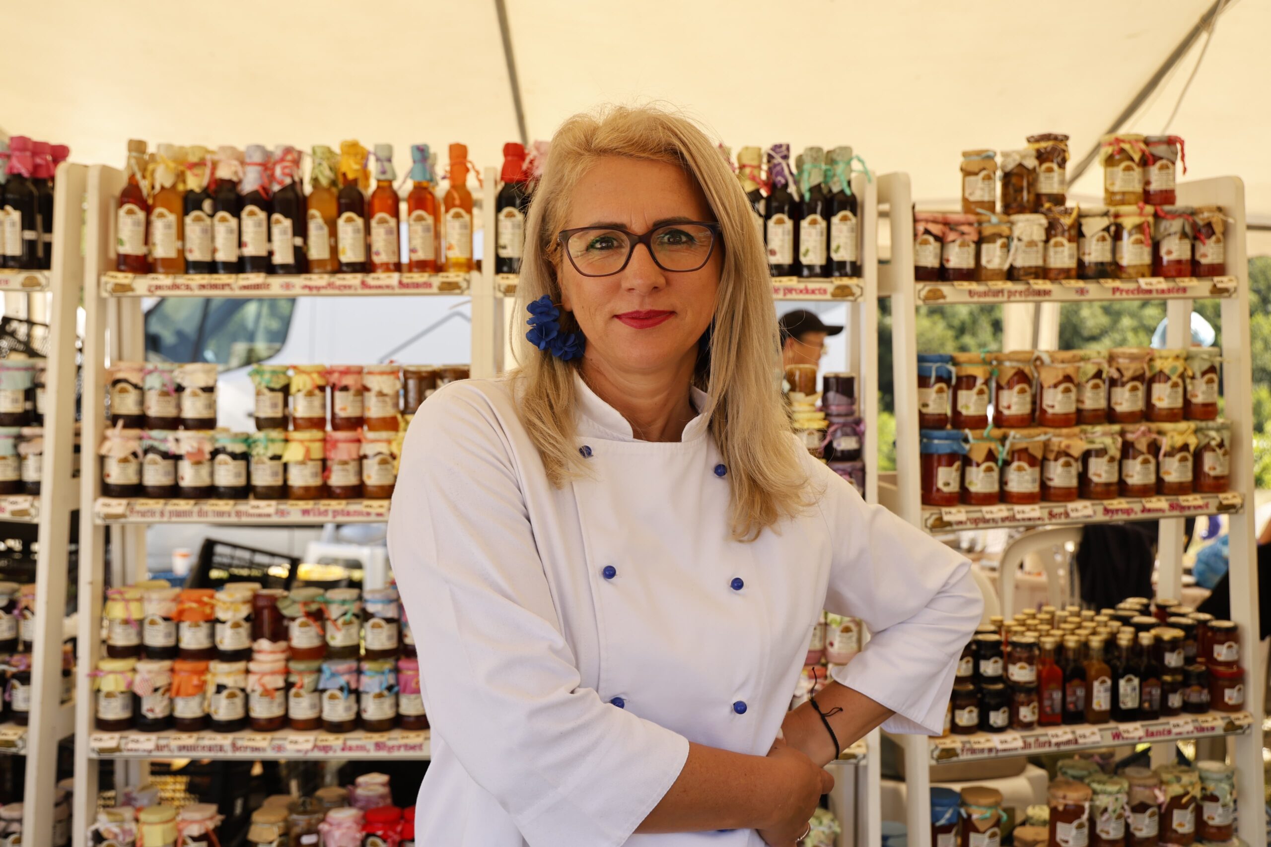 Poiana Fermecată: un loc uitat printre păduri, înainte de a fi o destinație turistică Drumul spre Poiana Fermecată începe nu cu o etichetă sau un plan de marketing, ci din inima unei naturi cultivate în timp