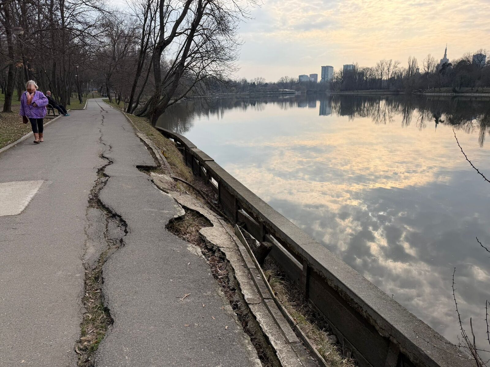 Sub tirul unor investiții exorbitante și promisiuni de regenerare, Parcul Regele Mihai I, cunoscut și sub numele de Herăstrău, se află într-o stare avansată de degradare, iar situația aleilor și infrastructurii pare departe de cele așteptări ale bucureștenilor