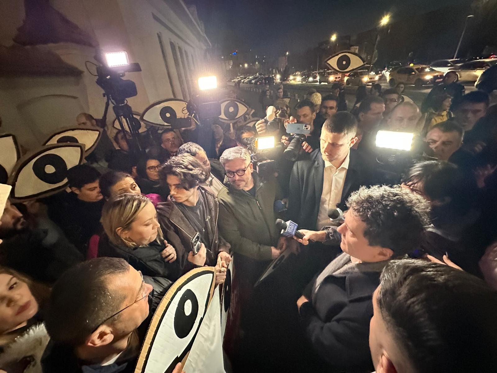 Protest activ în fața Palatului Cotroceni: societatea civilă cere reforme reale în justiție O largă coaliție formată din organizații civice, grupări de protestatari și asociații pentru protecția mediului a organizat joi o manifestație de amploare în fața Palatului Cotroceni