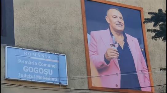 Primăria Gogoșu, un sat liniștit din Mehedinți, a devenit recent ținta unui gest inedit care a stârnit discuții aprinse în comunitate