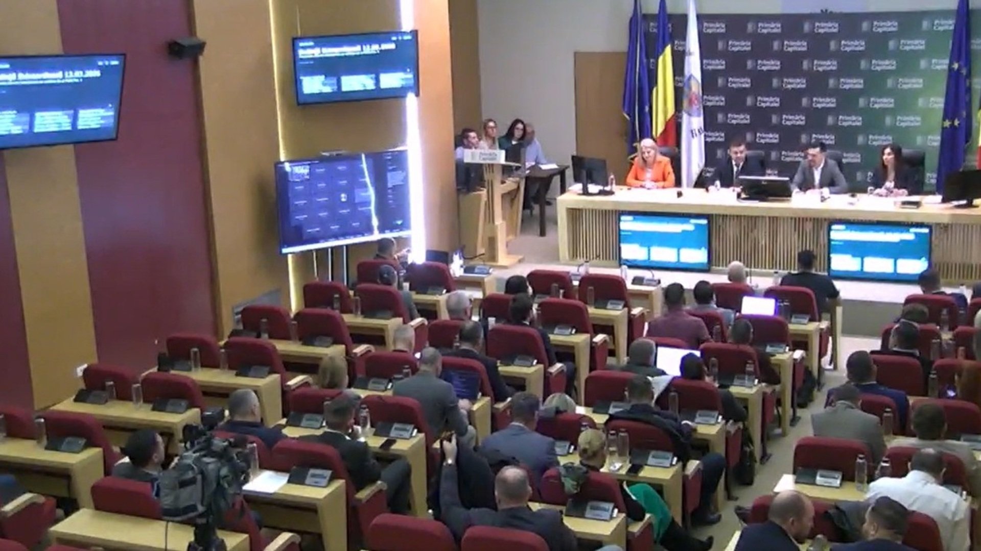Consiliul General al Municipiului București aprobă proiectul pentru reducerea facturilor la căldură, dar scandalul politic continuă Consiliul General al Municipiului București (CGMB) a adoptat, vineri, un proiect de hotărâre menit să reducă factura la încălzire a bucureștenilor, în contextul în care iarna extrem de grea și creșterea prețurilor la energie au pus presiune pe bugetele famililor