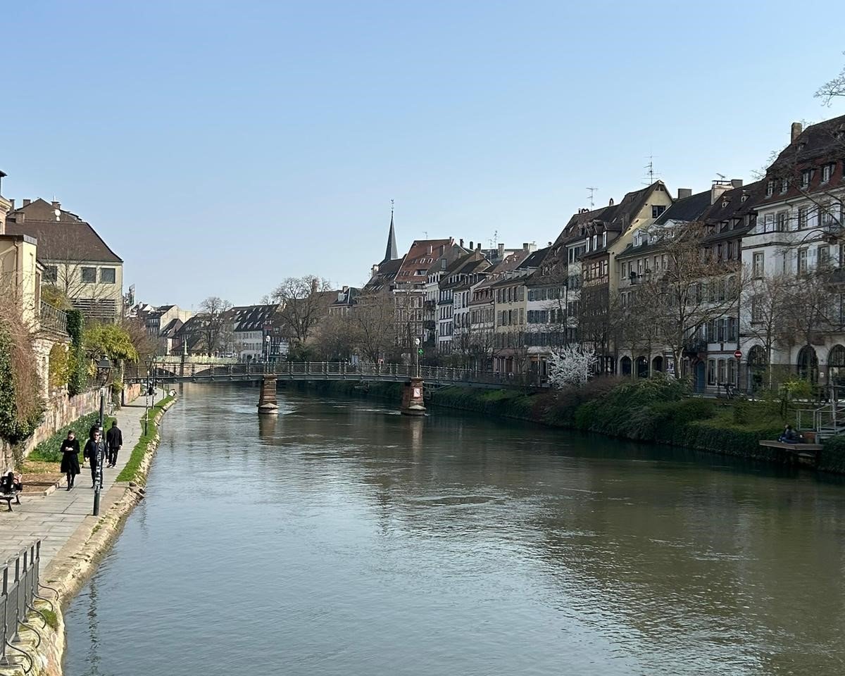 Strasbourg, un oraș emblematic al Alsaciei, impresionează rapid prin ritmul său calm și subtilitatea detaliilor de zi cu zi, contrastând drastic cu agitația bucureșteană