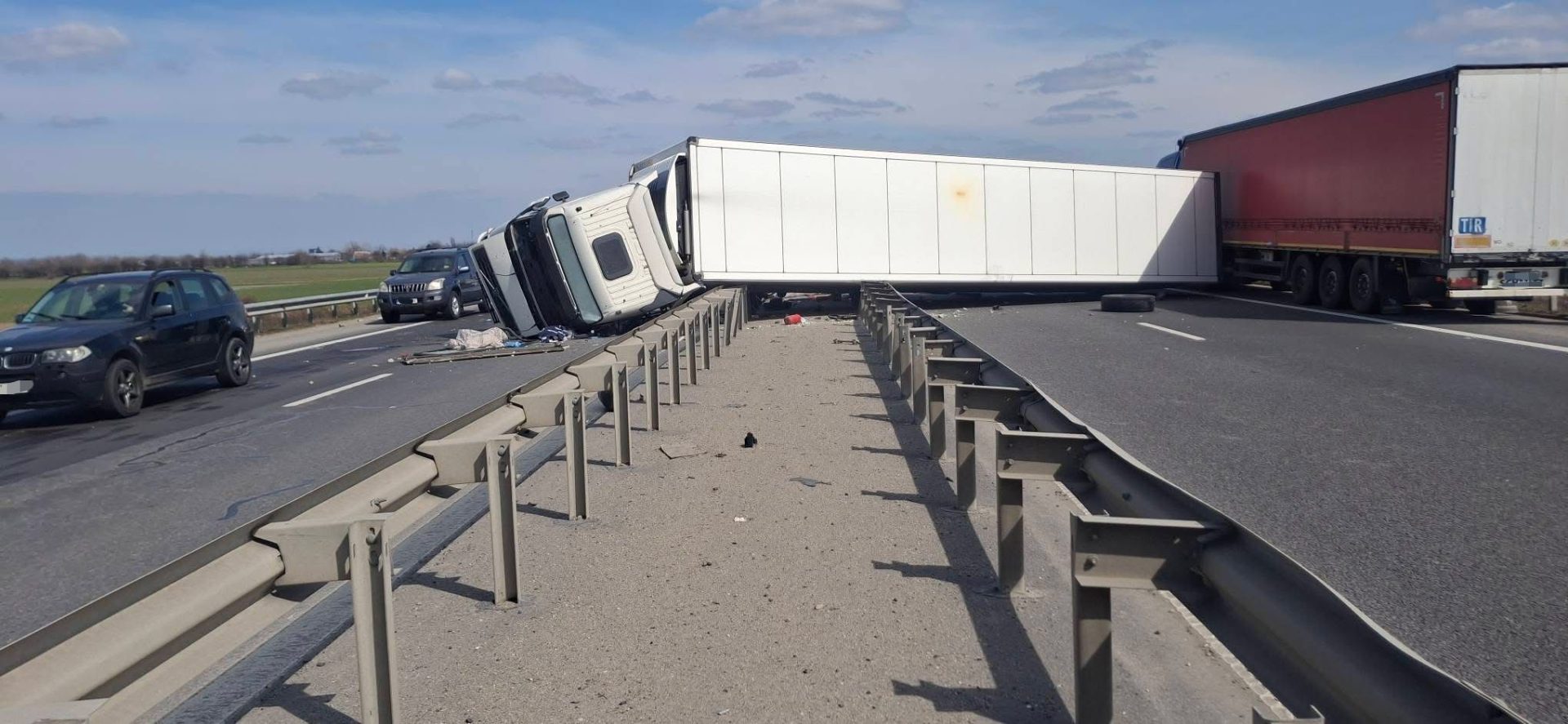 Trafic blocat pe Autostrada A3 în urma unui incident grav: TIR răsturnat în apropierea Bucureștiului Traficul rutier este în prezent extrem de afectat pe Autostrada A3, atât pe sensul către Ploiești, cât și pe cel către Capitală, după ce un camion de mari dimensiuni s-a răsturnat pe carosabil în zona localității Gruiu, în județul Ilfov