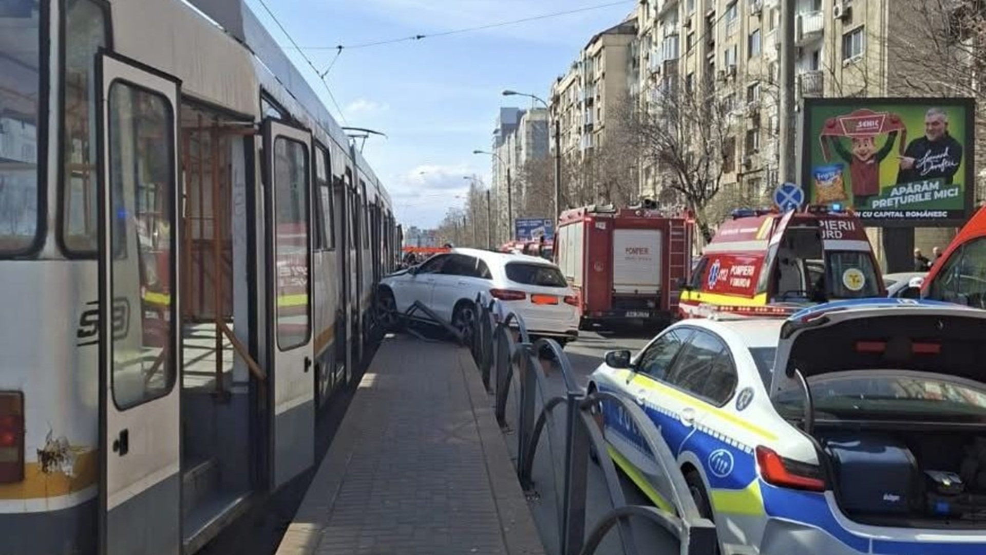 Un accident grav a perturbat joi traficul pe bulevardul Octavian Goga din Capitală, după ce o mașină a intrat violent într-un refugiu de tramvai, tragând după ea două persoane și afectând circulația tramvaielor de pe liniile 23 și 27