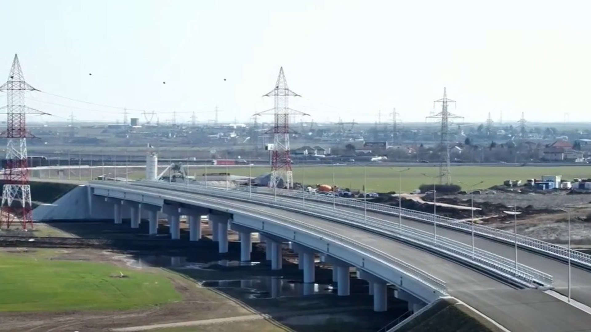 Lotul 4 al autostrăzii A0 Nord aproape de finalizare, dar circulația va mai întârzia Lucrările la cel mai recent segment al autostrăzii A0 Nord, lotul 4, care leagă Pantelimon de Glina, sunt pe ultima sută de metri, însă circulația pe acest tronson nu va fi permisă în curând