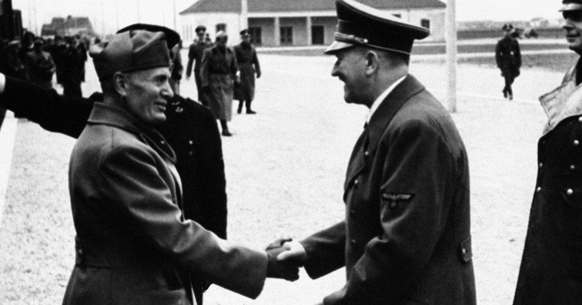Cinci manuscrise inedite scrise de mână de Benito Mussolini, datând din perioada celui de-al Doilea Război Mondial, au fost descoperite recent într-o casă de licitații din Torino