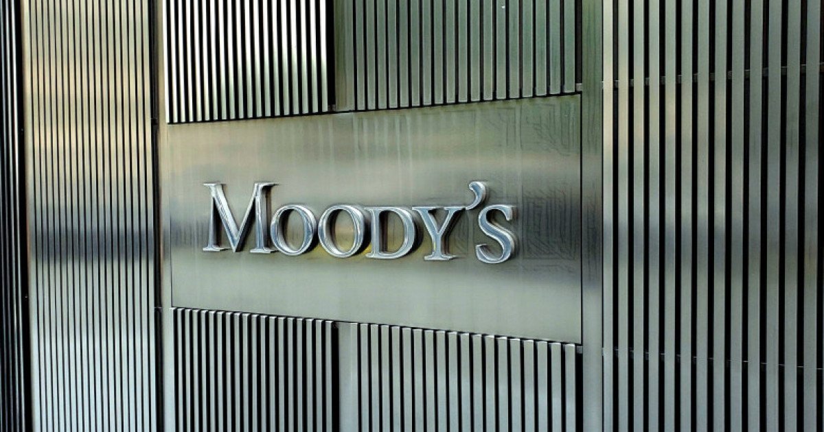 Moody’s menține ratingul României la nivelul Baa3, cu perspectivă negativă, semnalând riscuri semnificative legate de eforturile țării de consolidare fiscală Agenția de evaluare financiară Moody’s Ratings a anunțat recent finalizarea celei mai recente analize periodice a ratingurilor României, reafirmând poziția țării pe care o dețin de câțiva ani
