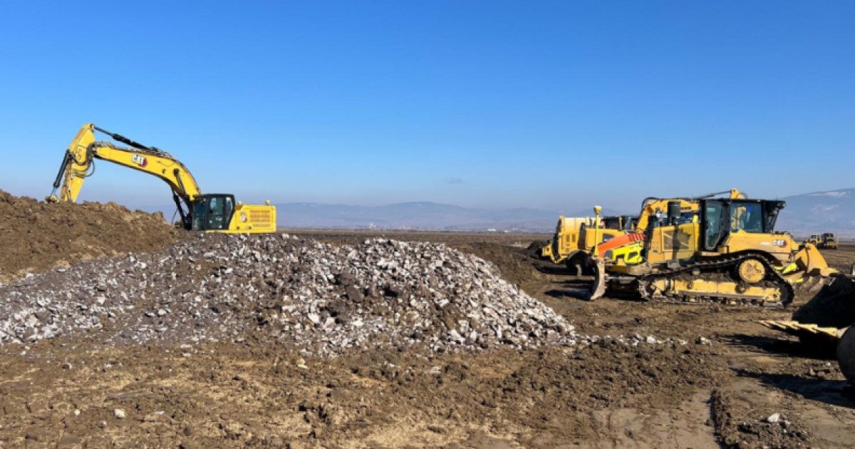 CNIR a avansat în demersurile pentru construcția autostrăzii Târgu Mureș – Târgu Neamț, oferind teren pentru studii și pregătire de execuție Compania Națională de Investiții Rutiere (CNIR) a făcut marți un pas semnificativ în demersurile de infrastructură rutieră, punând la dispoziția antreprenorilor terenul necesar pentru cele mai importante loturi ale Autostrăzii Târgu Mureș – Târgu Neamț, o arteră esențială pentru dezvoltarea sesiunilor din nord-estul țării