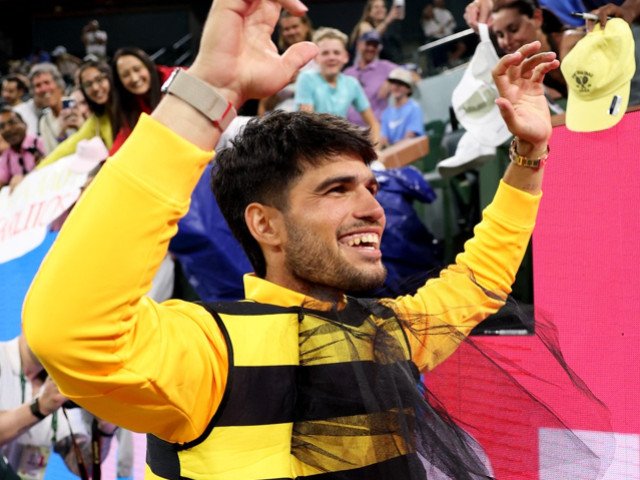 Carlos Alcaraz poartă costum de albina, la Indian Wells