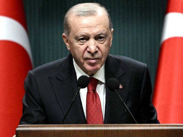 Președintele Turciei, Recep Tayyip Erdoğan, a fost protagonistul unui moment neobișnuit după ultimele meciuri din cadrul calificărilor pentru Campionatul European, când a luat telefonul în mână și a început să telefoneze personal liderii echipelor participante, inclusiv reprezentanții României