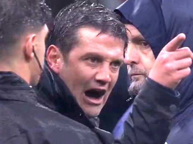 Chivu și reacția extremă după huiduielile arbitrului: două cuvinte care spun totul Pe Stadionul Giuseppe Meazza, tensiunea a atins punctul culminant în timpul derbiului dintre Internazionale Milano și Atalanta Bergamasca, când legenda milaneză, Cristian Chivu, a avut o reacție de neimaginat după ce a fost sancționat cu cartonașul roșu