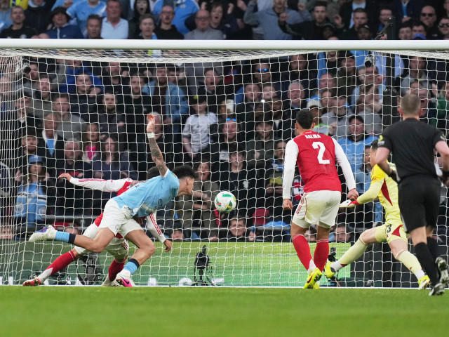 Manchester City a cucerit din nou Trofeul Ligii Angliei, după o pauză de cinci ani, învingând Arsenal cu scorul de 2-0 în finala disputată pe Wembley