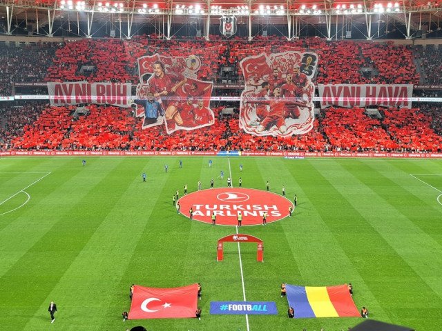 O scenografie impresionante, o atmosferă electrizantă și o încărcare de tensiune – toate acestea au fost elementele dominante în meciul disputat între Turcia și România, într-un joc care a fost mult mai mult decât un simplu eveniment sportiv