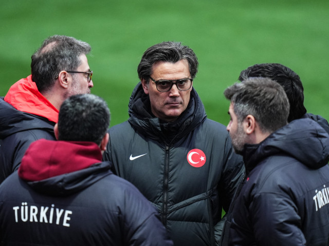 Vincenzo Montella, pregătire intensă înaintea criticului meci Turcia – România Cu două zile înaintea unui meci care ar putea avea consecințe majore pentru ambele naționale, selecționerul Italiei, Vincenzo Montella, a început ultimele aspecte ale pregătirilor