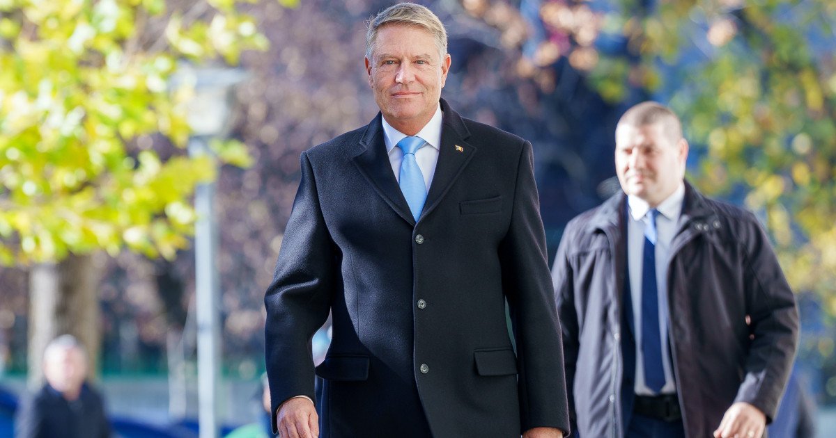 Fostul președinte Klaus Iohannis, împreună cu soția sa, Carmen Iohannis, a participat duminică la slujba de Floriile în centrul municipiului Sibiu