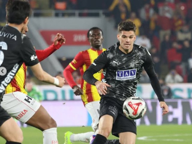 Jucătorul român Ianis Hagi, în ascendenta la Alanyaspor, a stârnit admirație după meciul de ieri, fiind desemnat cu cea mai mare notă oferită de staff-ul tehnic al clubului turc, după o evoluție remarcabilă marcată și de gol