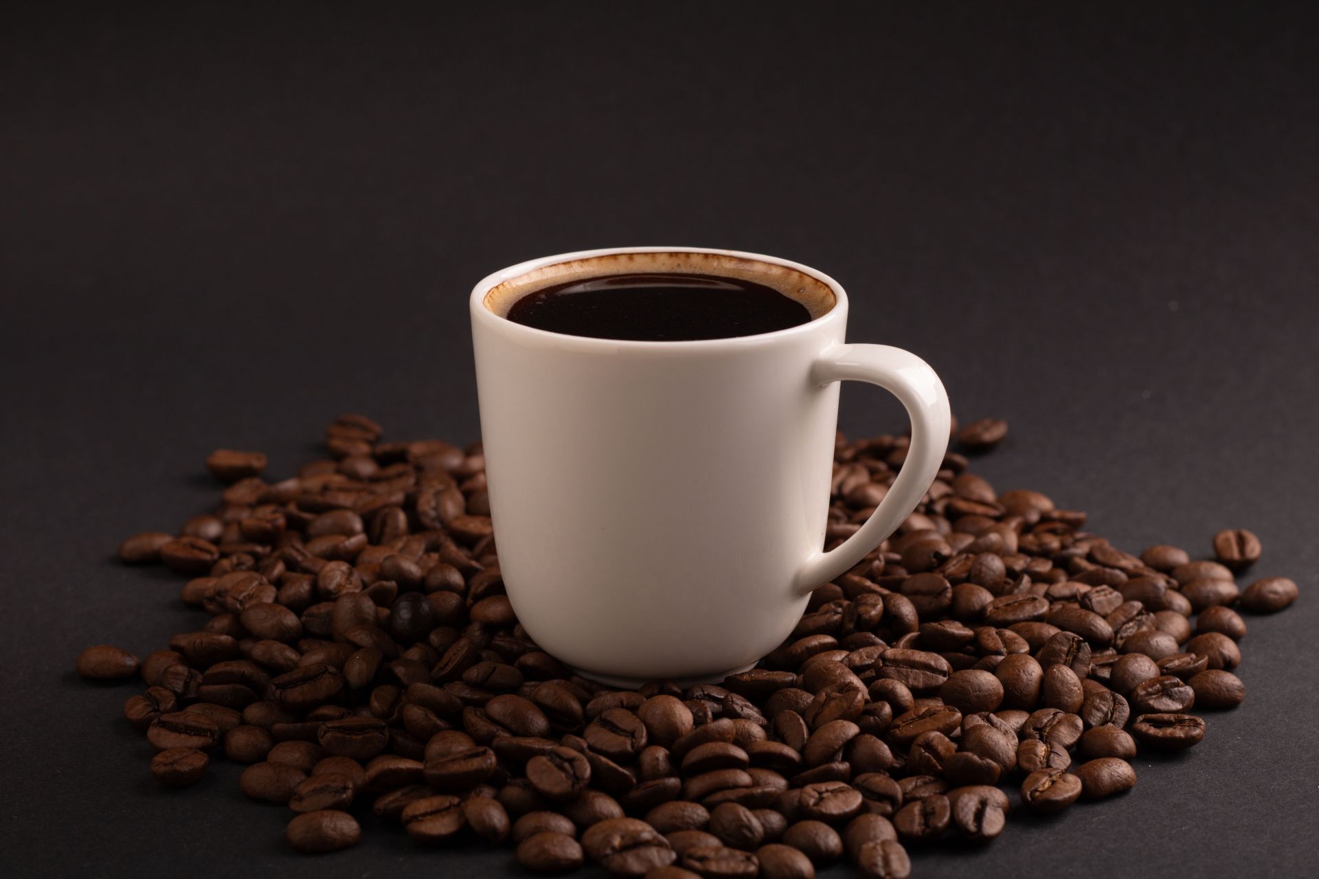 Originea misterioasă a cafelei: de la pășunile etiopiene la cucerirea lumii Când a fost descoperită cafeaua și cum a ajuns să fie unul dintre cele mai iubite stimulente mondiale? Răspunsul rămâne încă parțial învăluit în legendă, însă cert este faptul că această băutură a schimbat pentru totdeauna peisajul social, economic și cultural al planetei