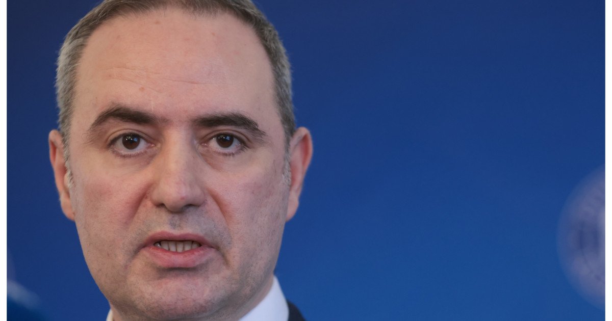 Ministrul Finanțelor, Alexandru Nazare, a decis să clarifice poziția guvernamentală privind actuala situație economică a României, subliniind într-un discurs susținut la dezbaterea „România: creștere economică bazată pe competitivitate”, organizată de Guvern în colaborare cu Grupul Băncii Mondiale, că problemele cu care se confruntă economia națională nu trebuie privite ca fiind o criză, ci mai degrabă ca rezultatul unei schimbări deliberate de paradigmă în modelul de creștere
