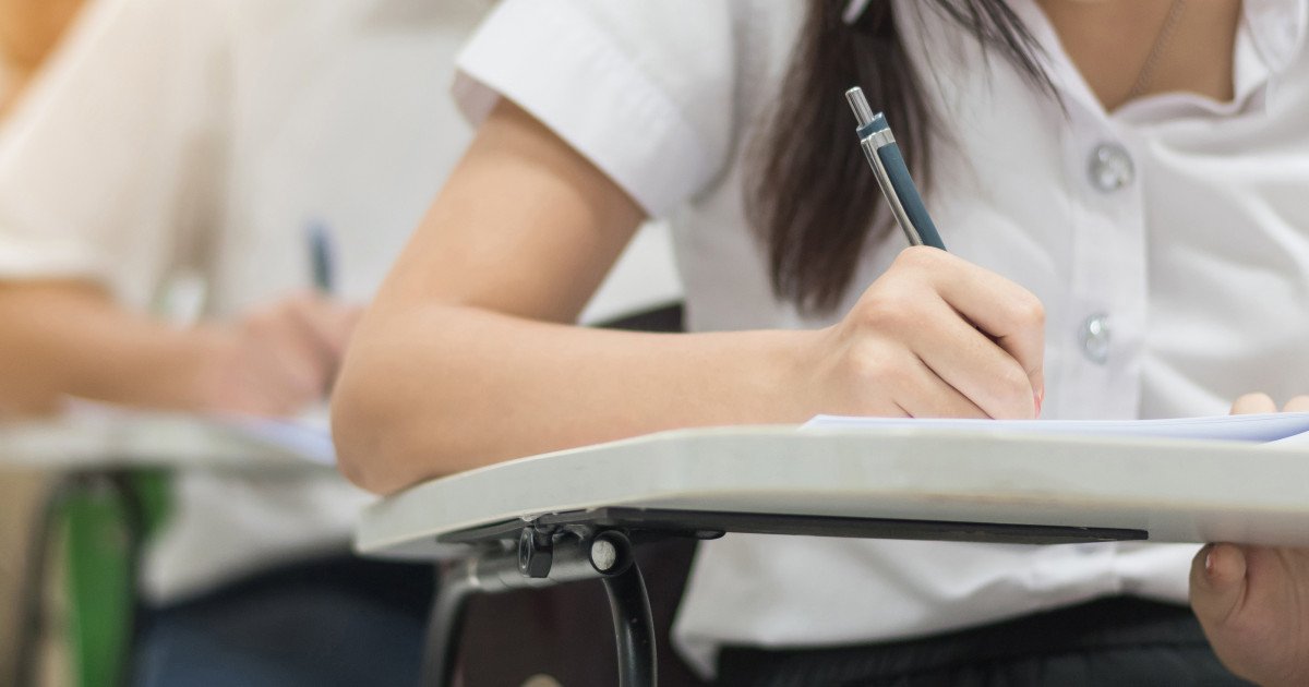 Elevii de clasele a XII-a și a XIII-a, înscriși la învățământ seral sau cu frecvență redusă, au susținut marți proba scrisă la matematică în cadrul celei de-a doua etape a simulării examenului de Bacalaureat 2026