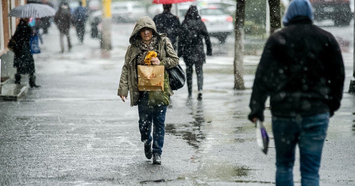Meteorologii avertizează asupra unui val de vreme severă care va afecta România în perioada următoare, până luni dimineața