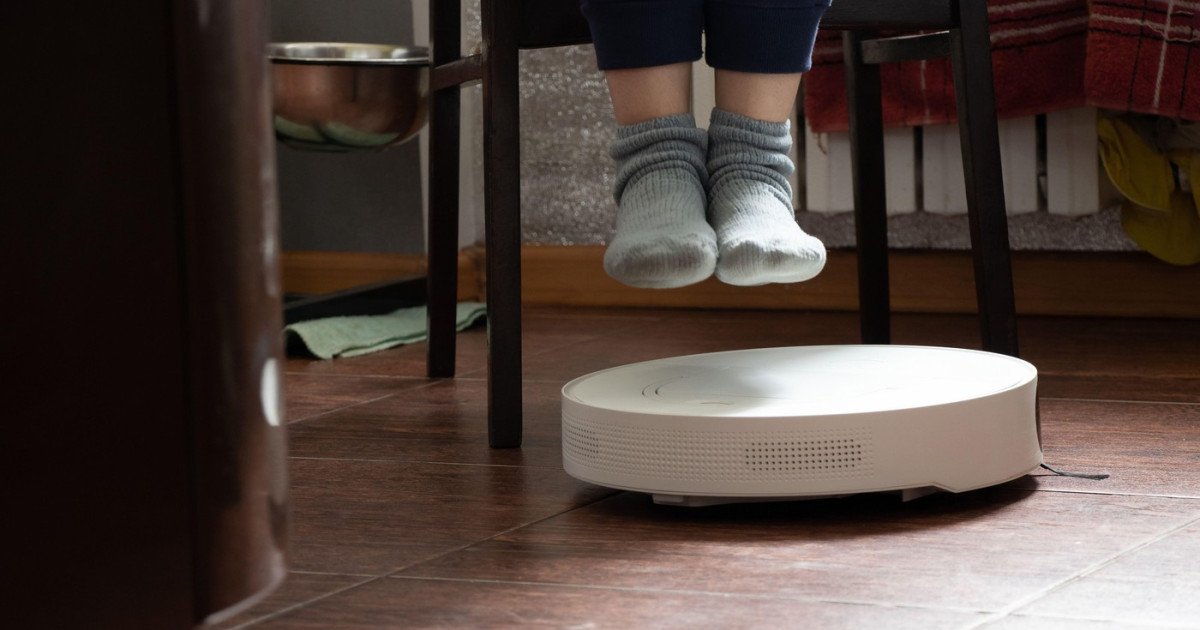 Un inginer software din Spania a titrat recent atenția asupra vulnerabilităților majore ale produselor smart, după ce a reușit să preia controlul a aproximativ 7.000 de aspiratoare robot din întreaga lume, într-un experiment realizat de la distanță