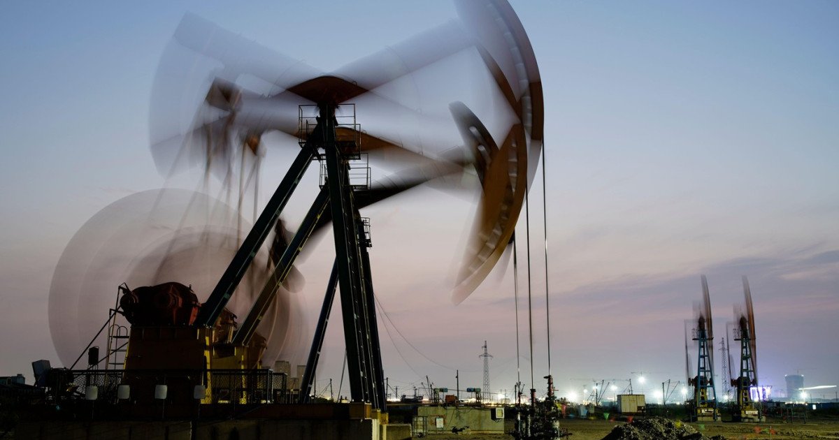 Prețul petrolului depășește pragul de 100 de dolari pe baril, un nivel nemaiîntâlnit de la începutul invaziei Rusiei în Ucraina, în februarie 2022, și până în prezent