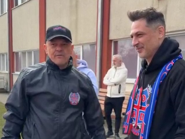 Mirel Rădoi, unul dintre cei mai respectați antrenori ai fotbalului românesc, a fost surprins recent în centrele FCSB, întâmpinând un entuziasm deosebit din partea suporterilor