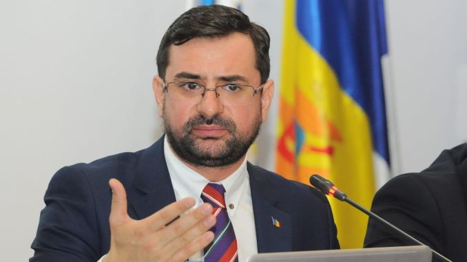 Adrian Chesnoiu, fost deputat PSD de Olt și ministru al Agriculturii în Guvernul Nicolae Ciucă, a fost condamnat recent de instanță la patru ani de închisoare pentru fapte de corupție, pe fondul unei anchete extinse de DNA care l-a vizat pe întreaga sa carieră politică și administrativă