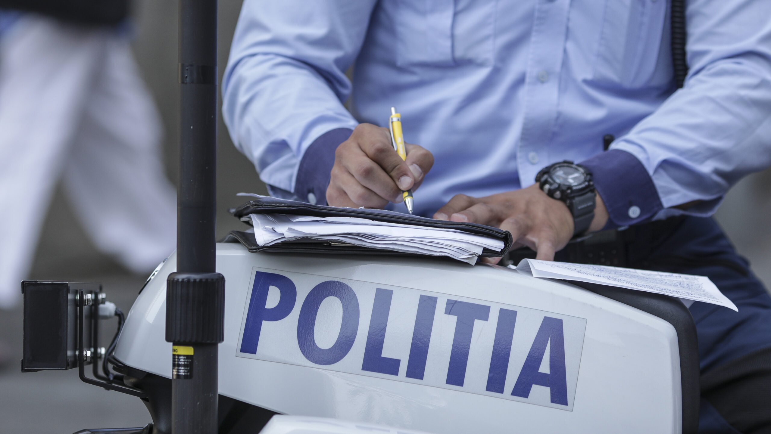 Cum poți verifica online istoricul sancțiunilor rutiere și punctele de penalizare, fără a mai fi nevoie să te deplasezi la ghișeu Într-o încercare de a simplifica viața șoferilor, Poliția Română a anunțat recent posibilitatea verificării online a istoricului sancțiunilor rutiere, precum și a punctelor de penalizare acumulate, complet digital, eliminând astfel necesitatea vizitelor fizice la ghișeu