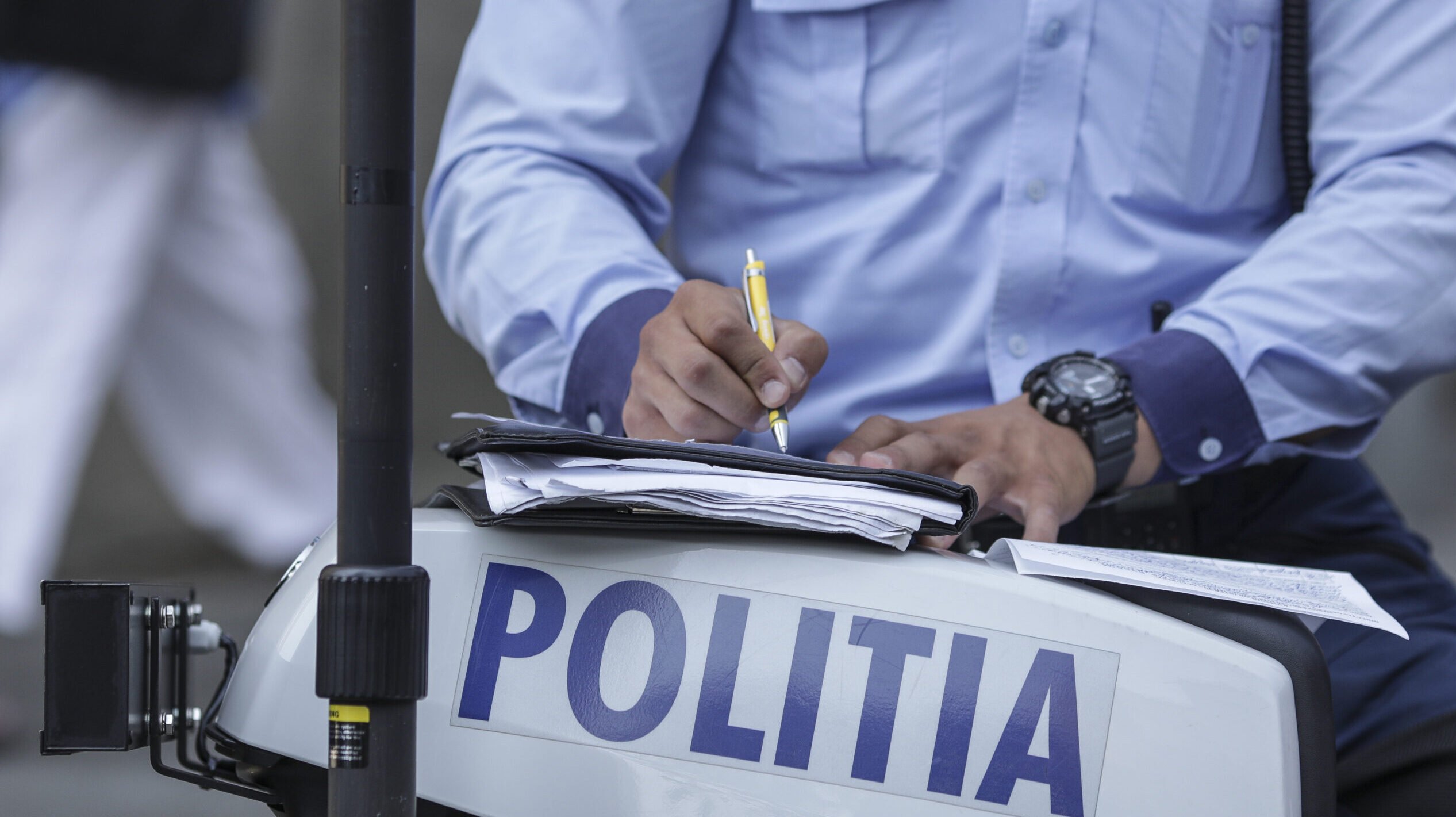 Depunerea plângerii împotriva procesului-verbal de contravenție suspendă executarea amenzii până la soluționarea definitivă a cauzei Decizia recentă ce permite persoanelor sancționate să depună plângere împotriva procesului-verbal de constatare a contravenției aduce o schimbare importantă în modul în care se gestionează sancțiunile administrative în România