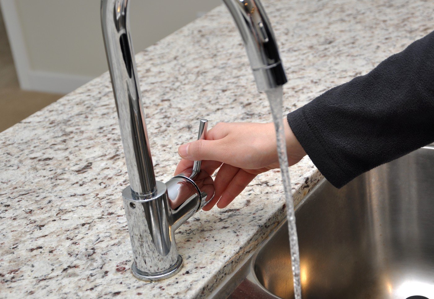 Întreruperi temporare ale furnizării apei reci în mai multe zone din București, pentru lucrări de modernizare Locuitorii din mai multe zone ale Capitalei trebuie să se pregătească pentru întreruperi temporare ale furnizării apei reci în perioada 9-13 martie 2026