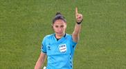 Istorie în fotbalul turcesc: o femeie arbitru în premieră după 22 de ani în Süper Lig După o pauză de peste două decenii, fotbalul turcesc a marcat o schimbare semnificativă în istoria sa prin revenirea unei femei arbitru pe terenul celui mai înalt nivel al competiției, Süper Lig