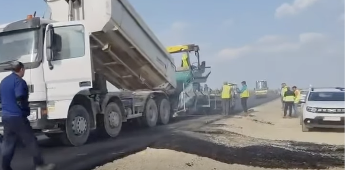 Avanțare semnificativă pe șantierul Autostrăzii București – Nord: asfaltarea porțiunii dintre Otopeni și Mogoșoaia în plină desfășurare Lucrările pe șantierul Autostrăzii București – Nord avansează cu rapiditate, semn că autoritățile și constructorii respectă termenele și planurile stabilite pentru finalizarea acestei porțiuni vitale din rețeaua rutieră a capitalei