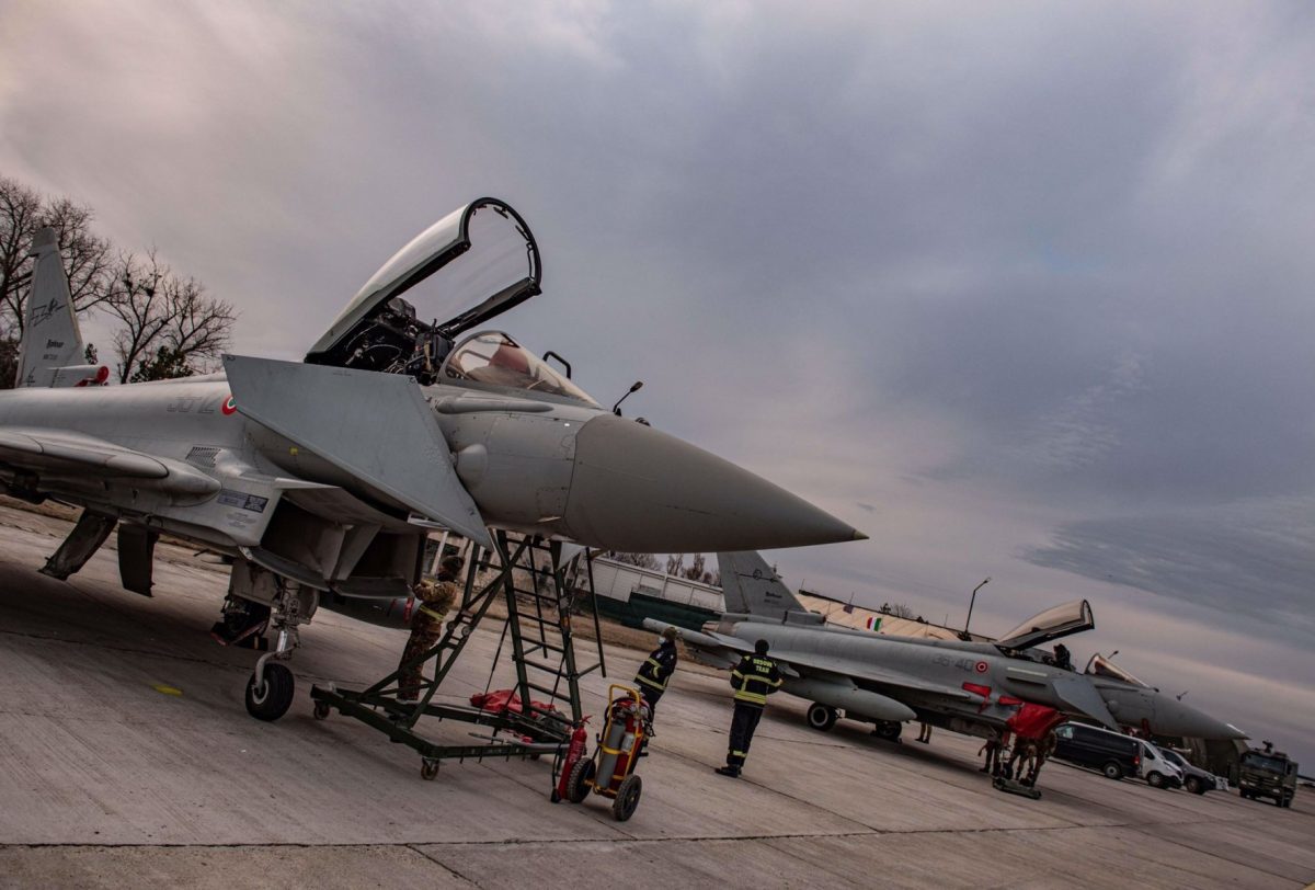 Strategie americană la Marea Neagră: avioane de interceptare la baza de la Kogălniceanu, în contextul tensiunilor din Orientul Mijlociu Statele Unite sunt în etapa preliminară a unei posibilități de a trimite avioane militare în România, mai precis la baza aeriană de la Kogălniceanu, ca parte a unei strategii de monitorizare și intervenție în regiunea Orientului Mijlociu