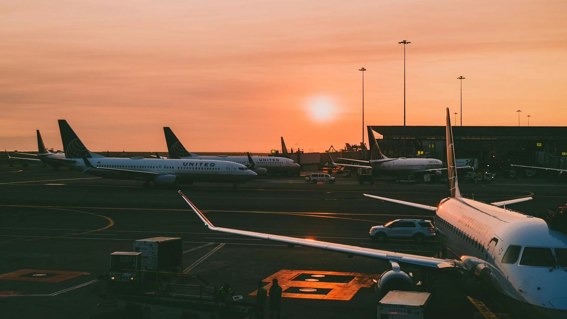 Criza din Orientul Mijlociu paralizează traficul aerian global: mii de pasageri blocați și zboruri anulate Disfuncționalitățile din traficul aerian mondial, generate de tensiunile din Iran și de repercusiunile conflictelor din Orientul Mijlociu, ating cote alarmante