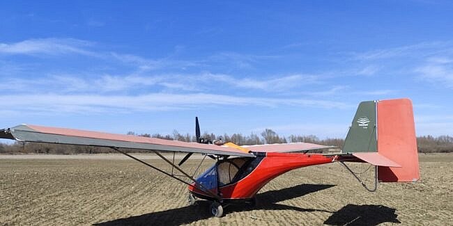 Un cetățean ucrainean de 31 de ani a fost descoperit sâmbătă dimineață în județul Suceava, după ce a trecut ilegal frontiera din Ucraina, urcând la bordul unei aeronave de mici dimensiuni