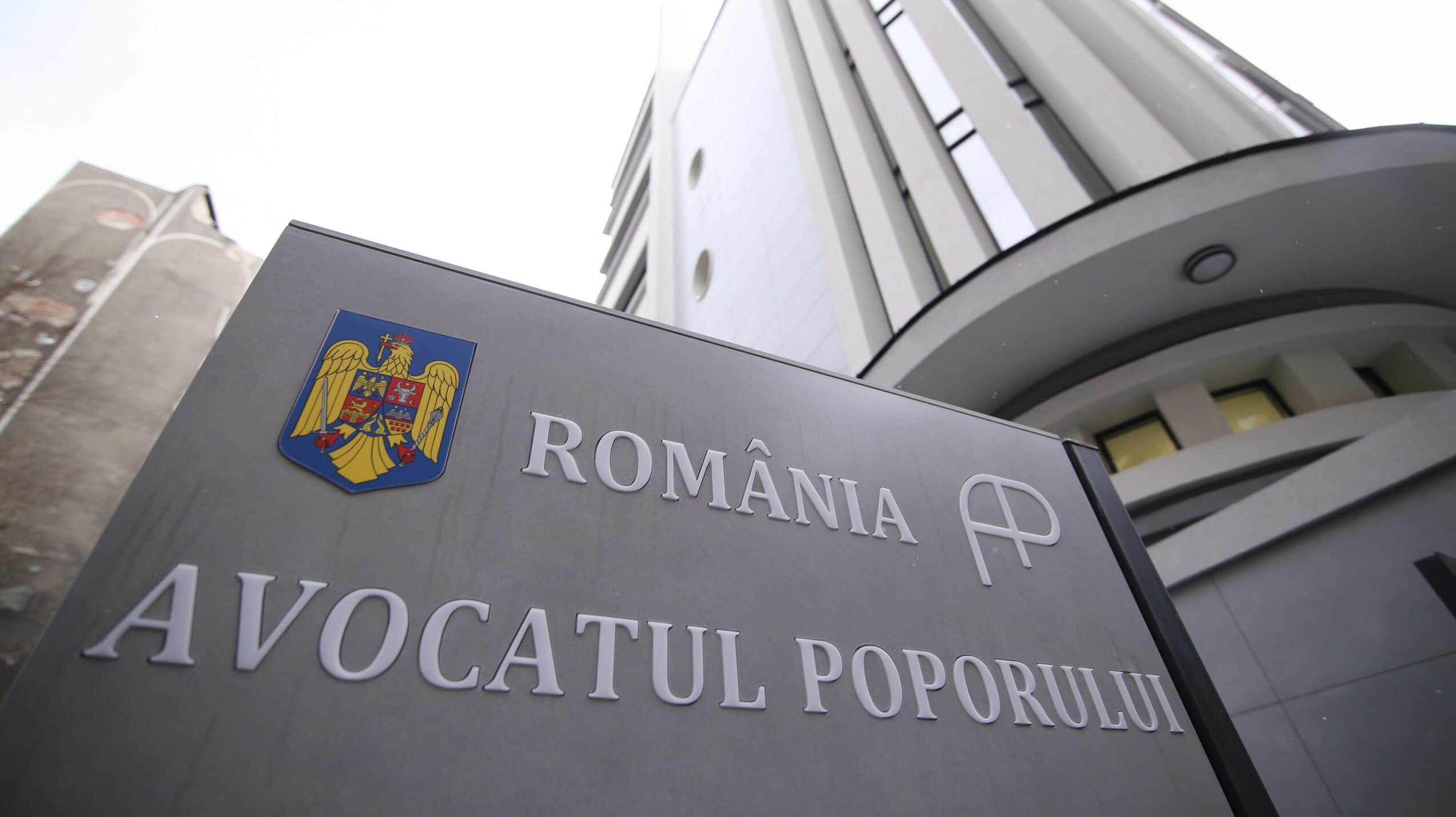 O nouă criză legislativă se profilează în peisajul politic românesc, după ce Avocatul Poporului a sesizat recent Curtea Constituțională cu privire la o ordonanță extrem de controversată adoptată de guvern