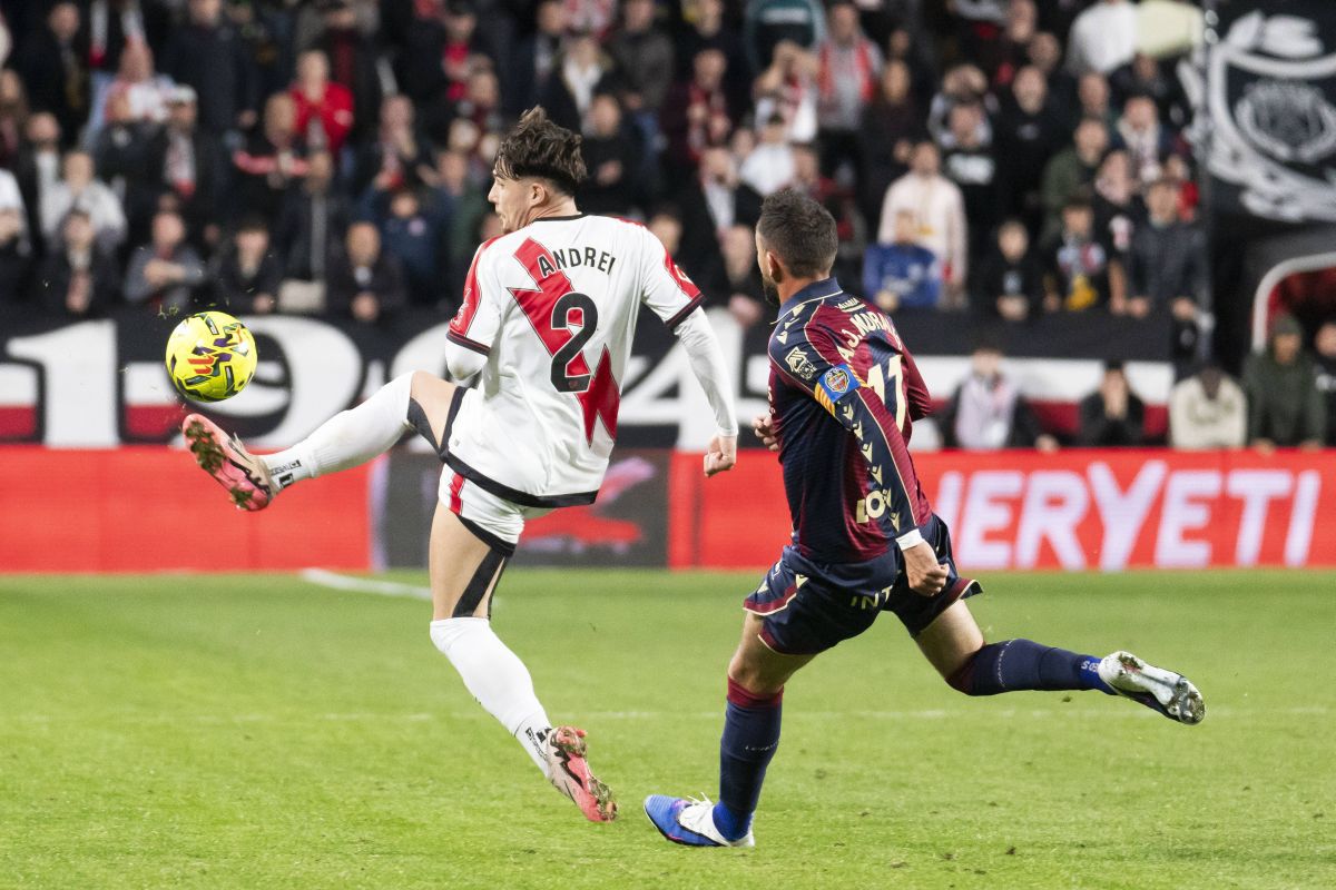 Rayo Vallecano a încheiat meciul de acasă cu Levante în La Liga la egalitate, scor 1-1, după o finală tensionată marcată de un gol controversat în ultimele minute de joc