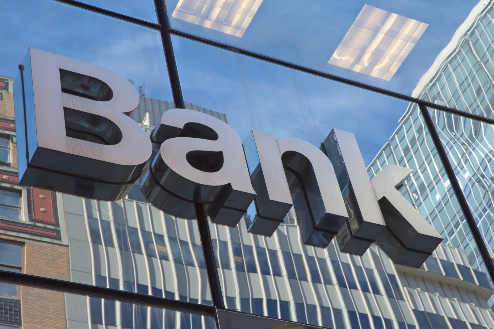 Raiffeisen Bank pregătește preluarea unei bănci din România