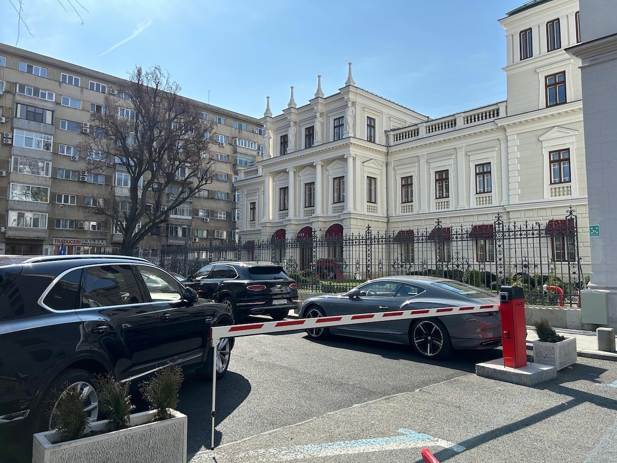 Proprietarii Palatului Știrbey refuză acuzațiile Primăriei: susțin că au respectat legea în montarea barierei de pe Calea Victoriei Tensiunile legate de delimitarea și utilizarea parcării de pe fațada Palatului Știrbey, situat pe Calea Victoriei, ajung din nou în prim-planul scandalului administrativ și juridic din Capitală