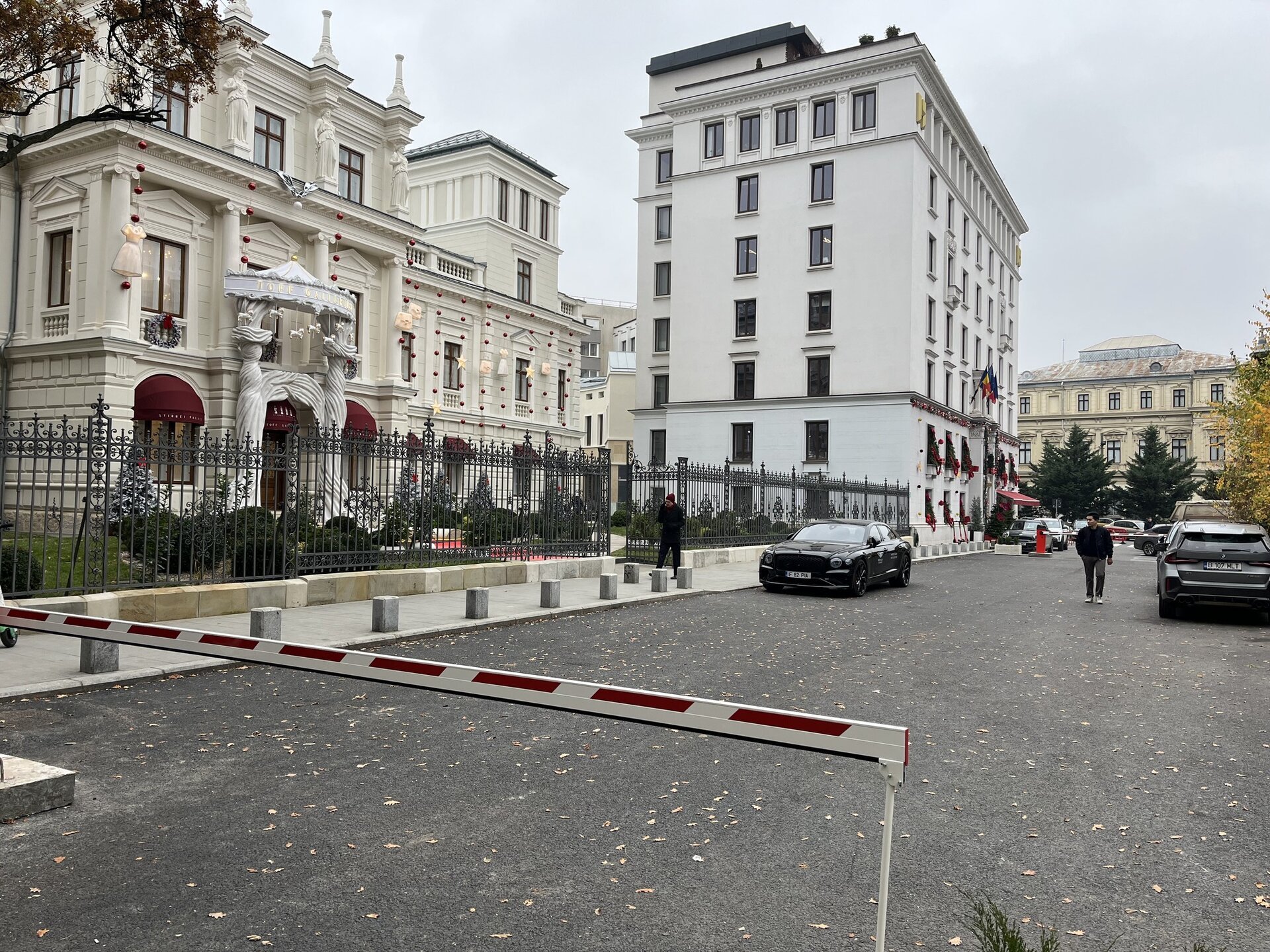 Proprietarii Palatului Știrbey instalează abuziv bariere la parcarea publică de pe Calea Victoriei, primăria depune plângere penală