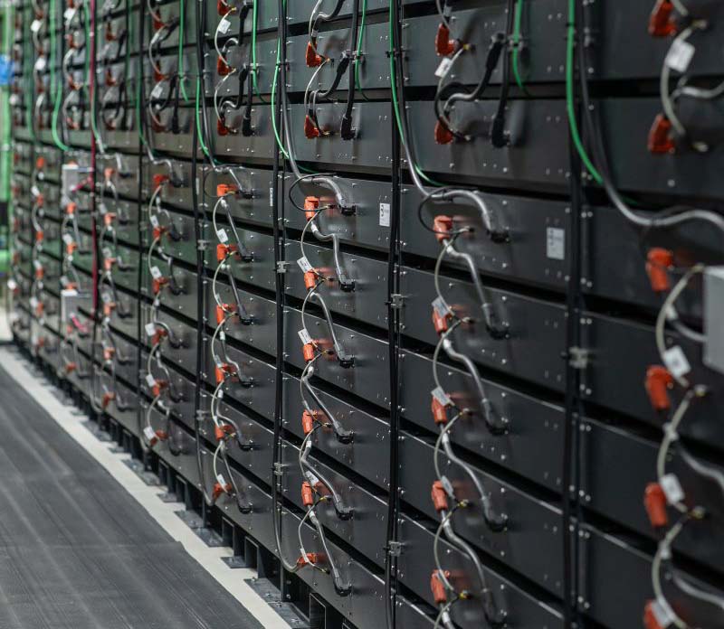 Proiect de stocare a energiei în vestul României, o inițiativă ambițioasă pentru siguranța electrică a țării România pare să își diversifice din ce în ce mai mult strategia de energie, în contextul unei tranziții energetice globale și al creșterii importanței soluțiilor de stocare a energiei electrice