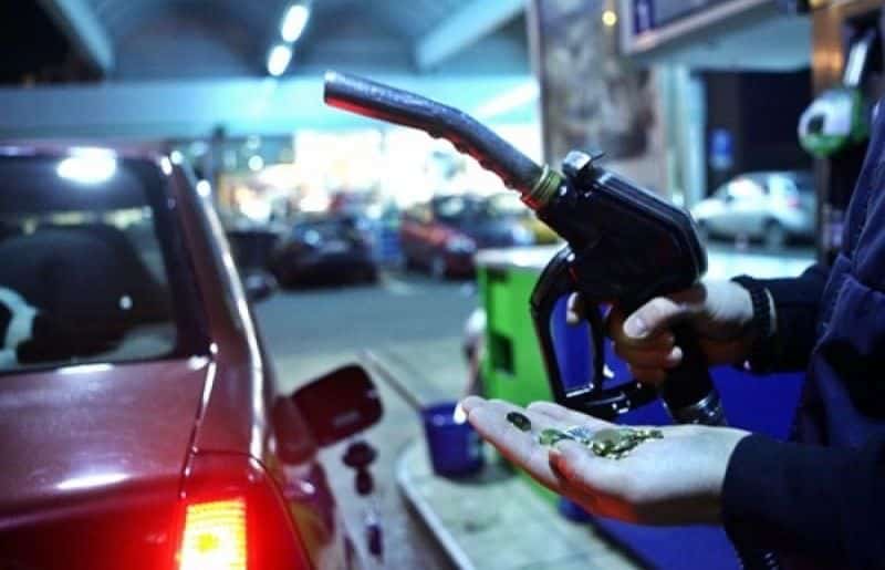 Prețurile carburanților din România au devenit tot mai grele pentru buzunarele șoferilor, nu doar din cauza fluctuațiilor pe piața internațională a petrolului, ci și, în mare măsură, din cauza creșterii continue a taxelor și accizelor