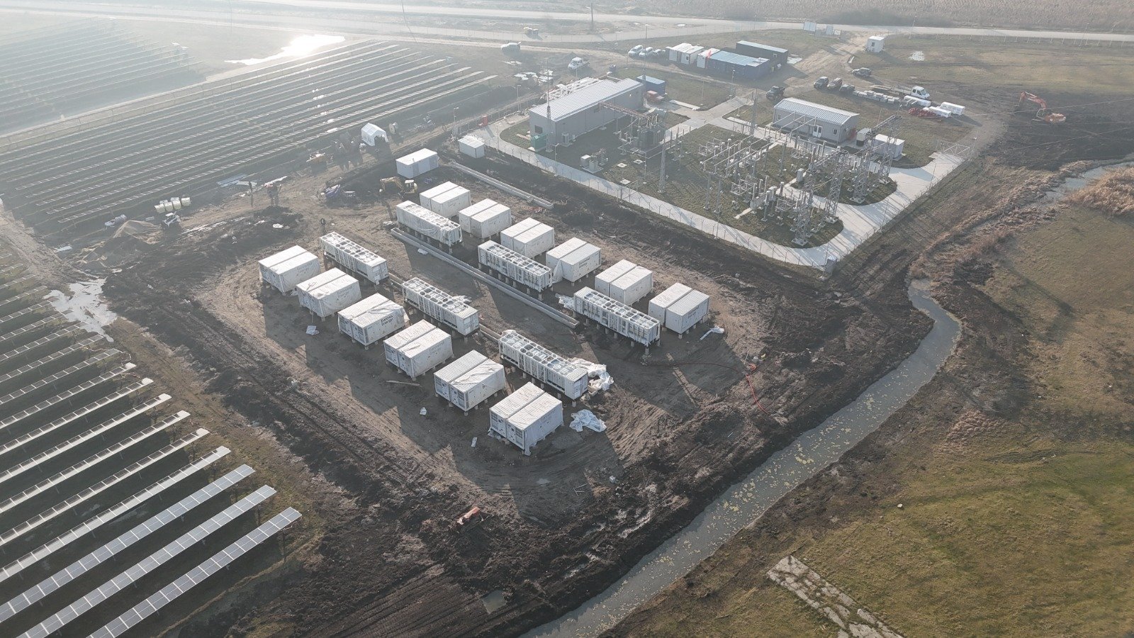 Eurowind Energy a dat startul unei investiții semnificative în sectorul energiei regenerabile din România, anunțând inițierea lucrărilor de instalare a unui sistem de stocare a energiei la centrala sa din Teiuș
