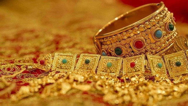 Confiscare majoră de aur și diamante de către ANAF Antifraudă la o firmă din Călărași Operațiune de amploare a oficiat la sfârșitul lunii februarie în județul Călărași, unde inspectorii ANAF Antifraudă București au descins la o societate comercială, demarând o anchetă ce a dus la confiscarea unei cantități impresionante de bunuri de lux